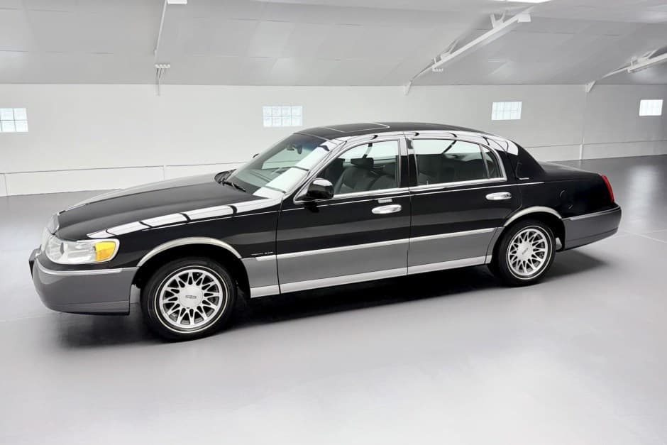 2001 Lincoln Town Car sold for $18,500