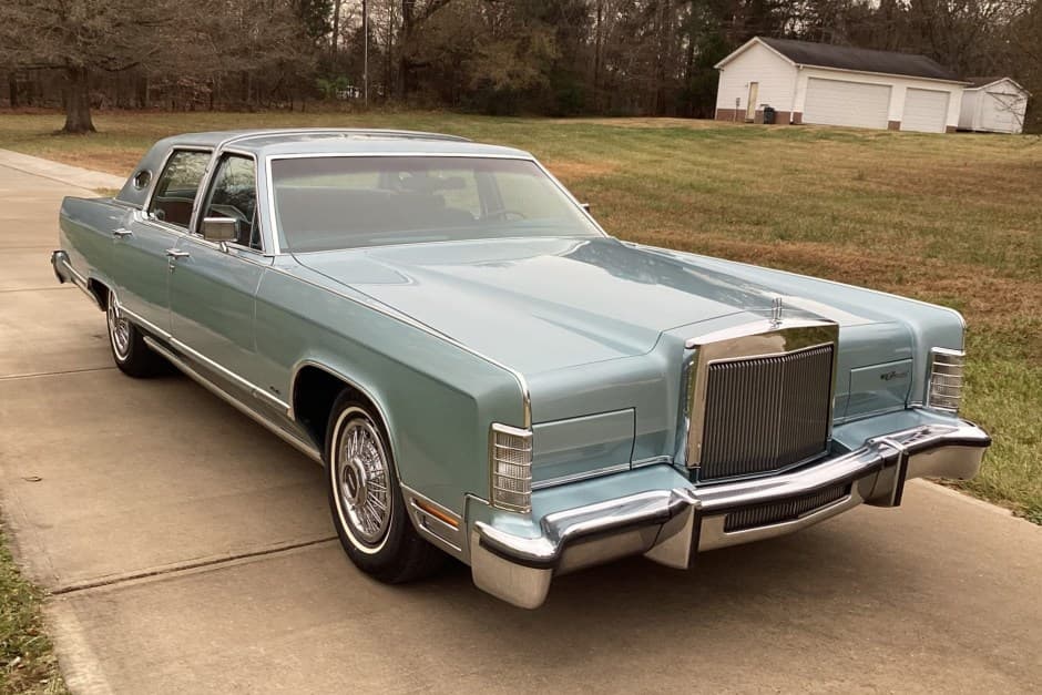 1979 Lincoln Town Car sold for $24,300