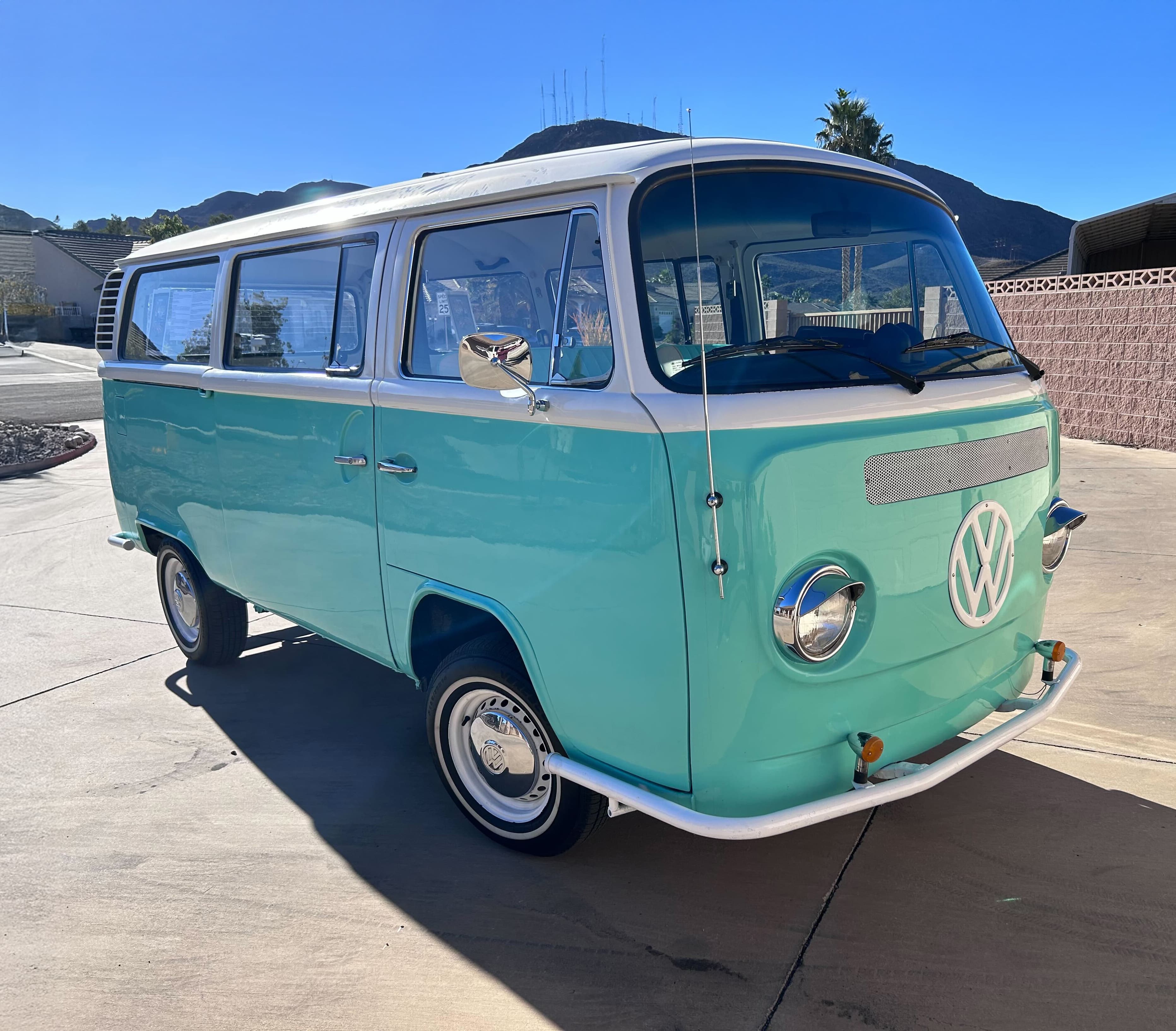 1972 Volkswagen Transporter (Van) sold for $16,000