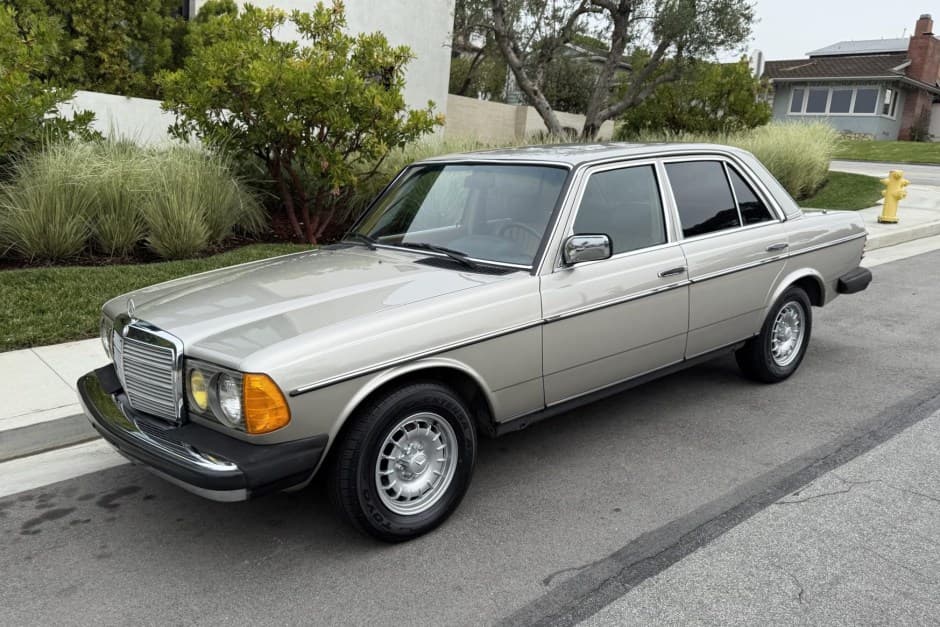 1985 Mercedes-Benz W123 sold for $25,851