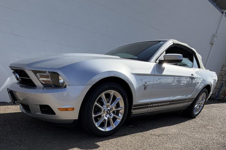 2010 Ford Mustang S197 2005-2014 sold for $10,000