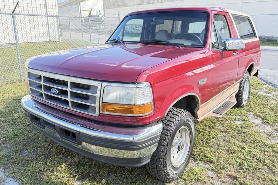 1995 Ford Bronco 4th-5th Generations 1987-1996 sold for $9,300