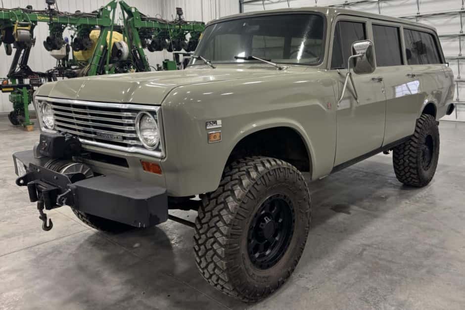 1975 International Harvester Travelall sold for $19,500