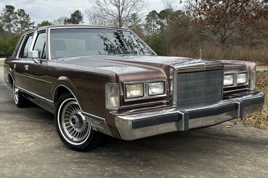 1988 Lincoln Town Car sold for $5,888