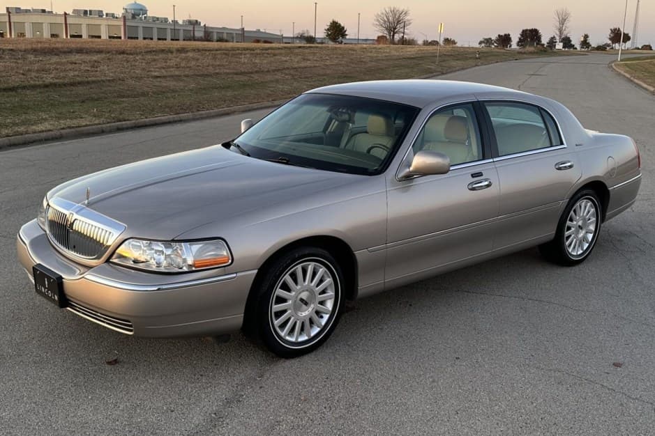 2003 Lincoln Town Car sold for $16,250