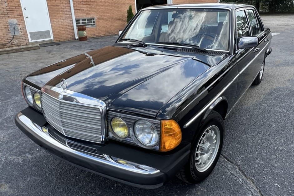 1985 Mercedes-Benz W123 sold for $18,000