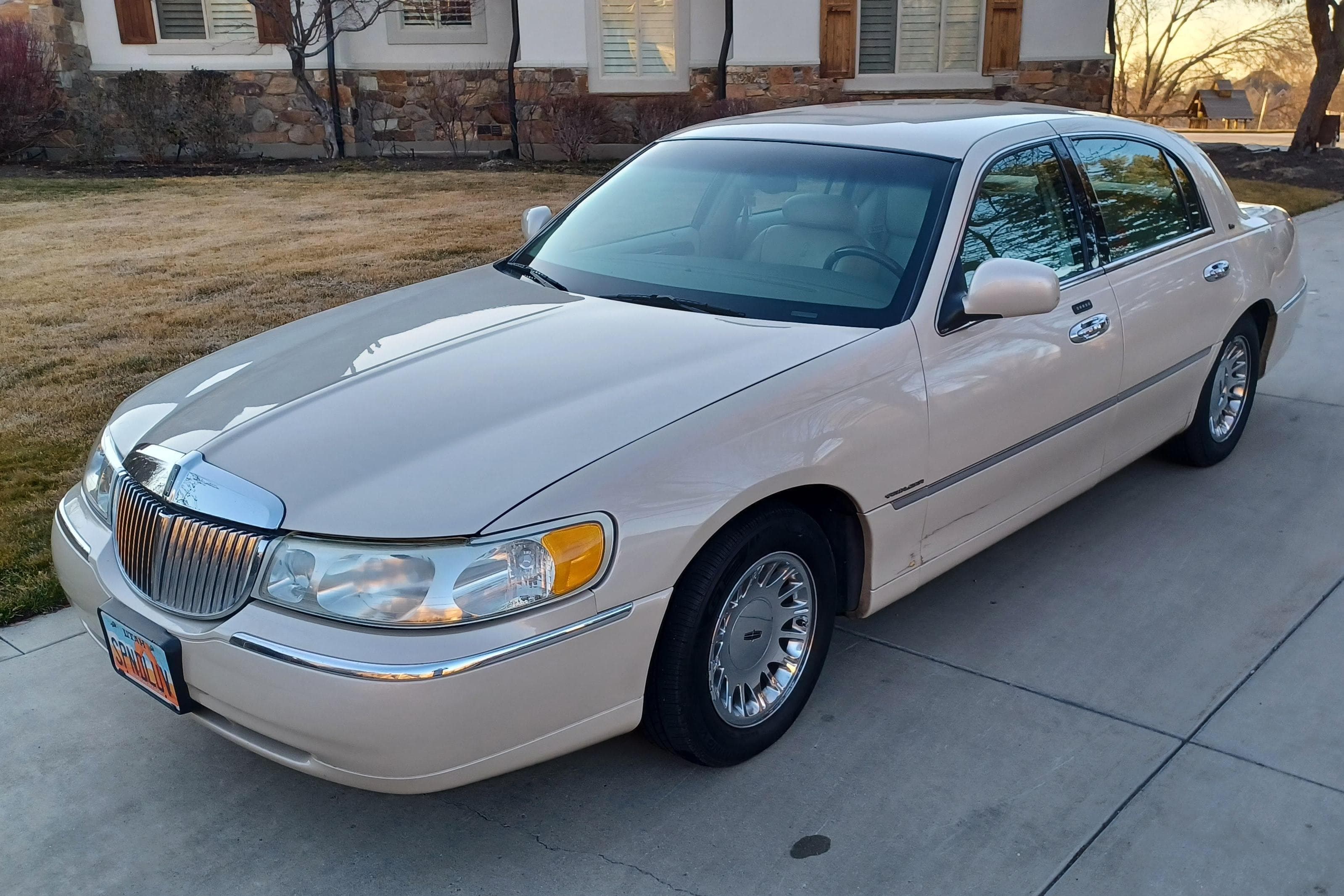 2001 Lincoln Town Car sold for $5,800