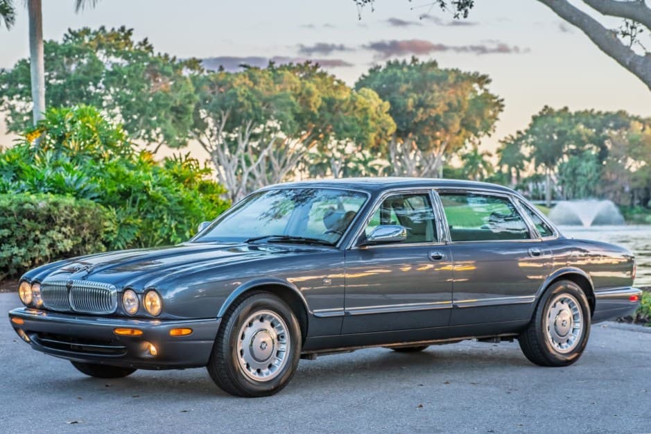 2000 Jaguar X308 XJ (1998-2003) sold for $10,300