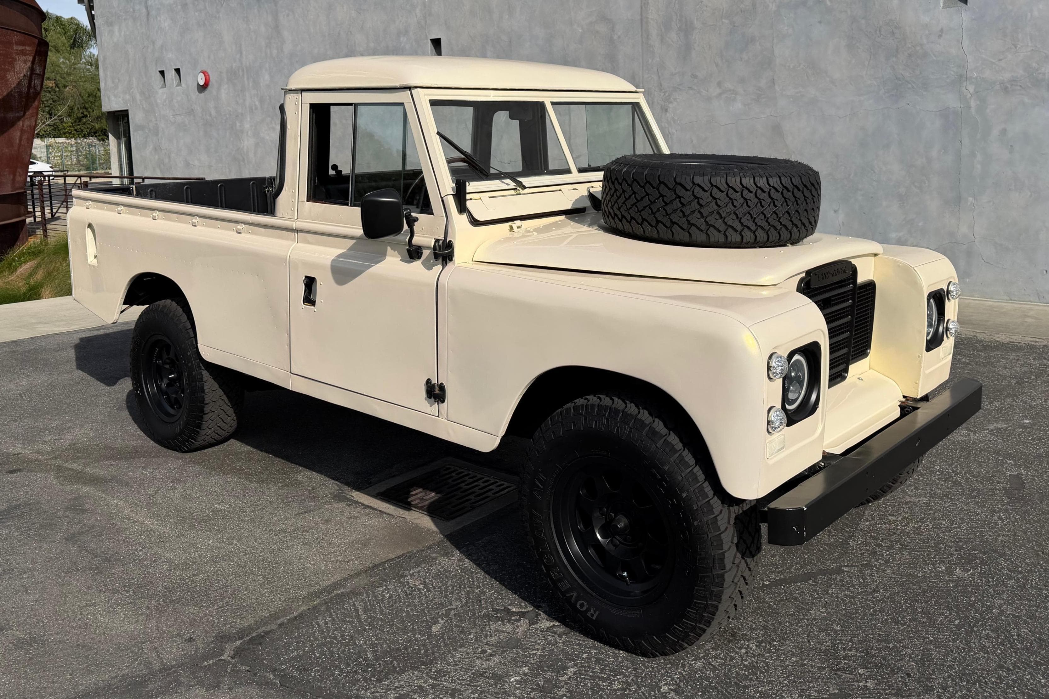 1972 Land Rover Defender sold for $8,200