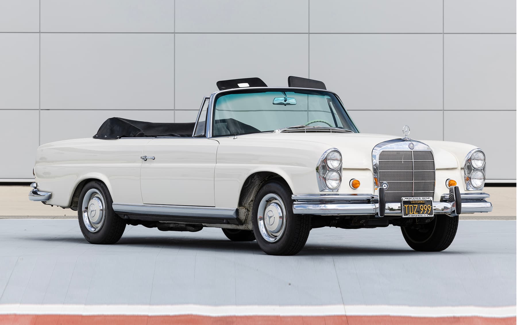 1966 Mercedes-Benz 250 SE Cabriolet sold for $179,200