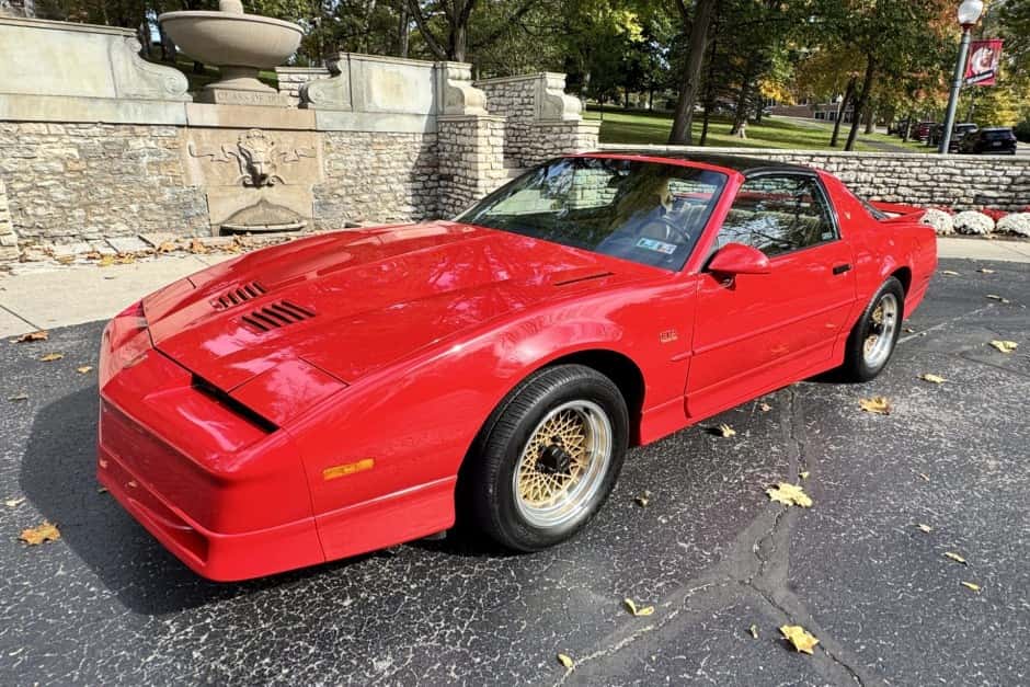 1989 Pontiac Firebird (3rd Generation – 1982-1992) sold for $27,300