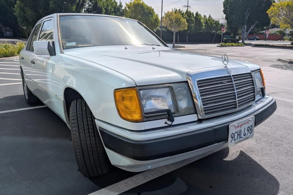 1992 Mercedes-Benz W124 E-Class sold for $8,667