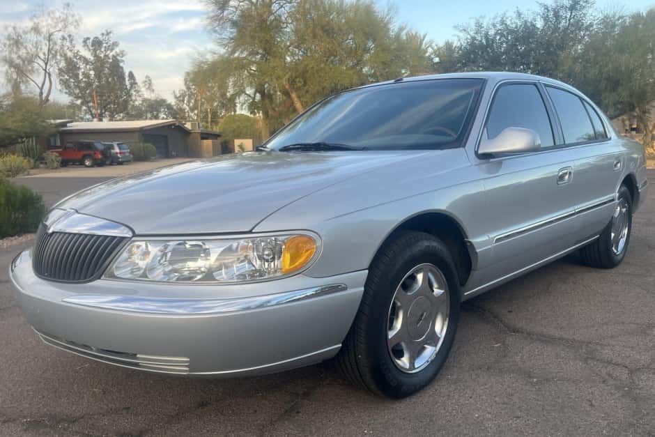 2000 Lincoln Continental (1995-2002) sold for $6,100