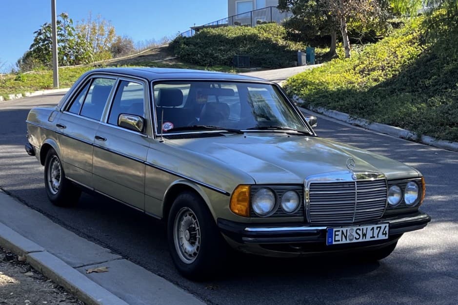 1982 Mercedes-Benz W123 sold for $5,300
