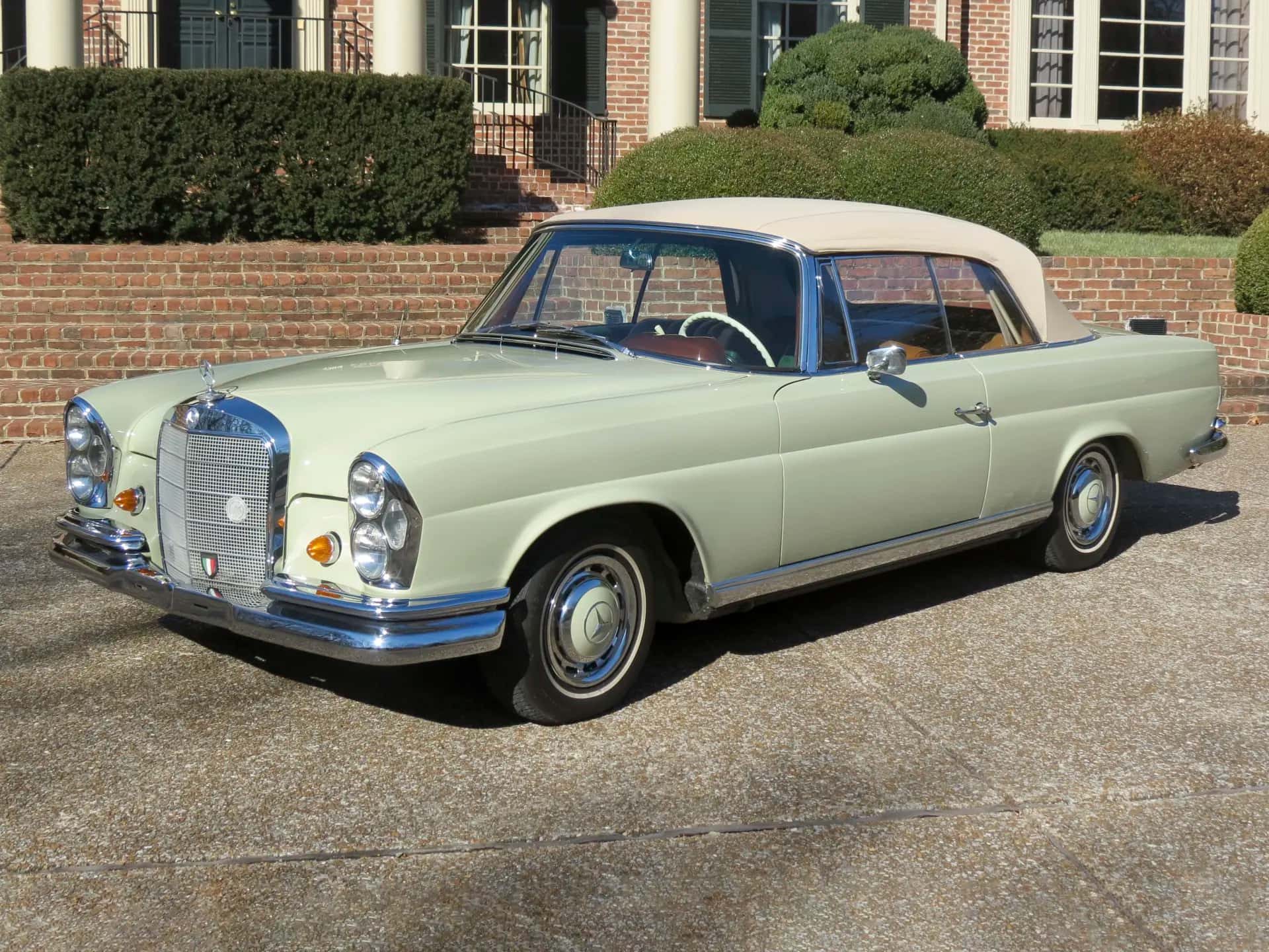 1965 Mercedes-Benz 220 SE Cabriolet sold for $79,200