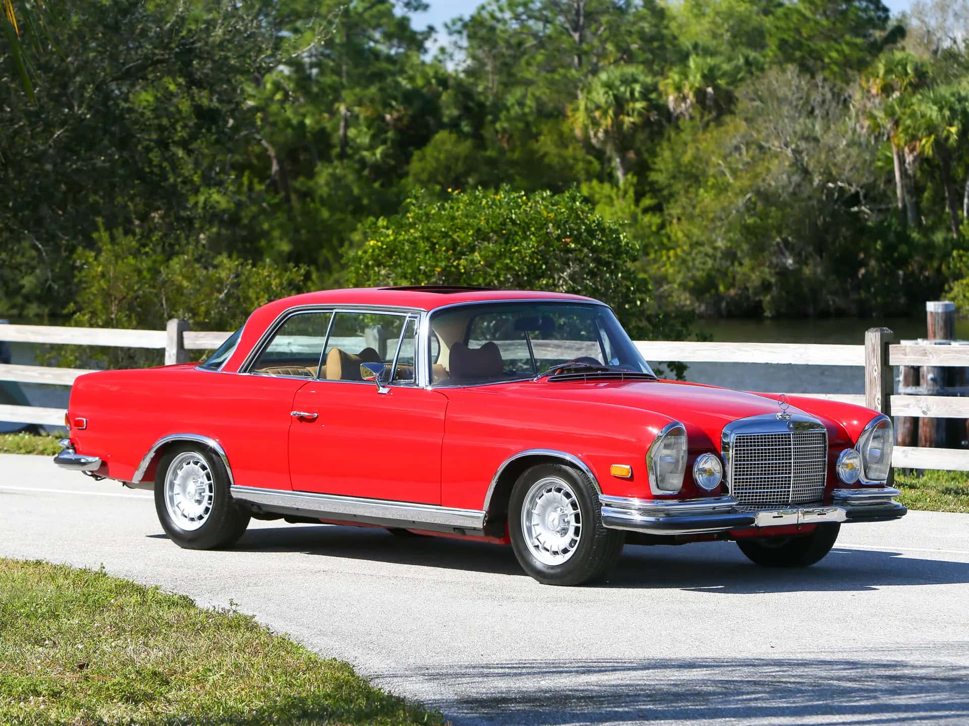 1971 Mercedes-Benz 280 SE 3.5 Coupe sold for $109,200