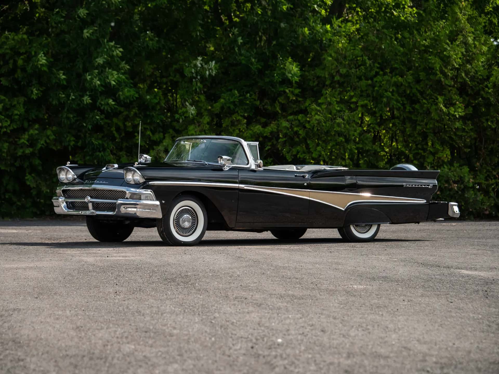 1958 Ford Fairlane 500 Skyliner sold for $27,500