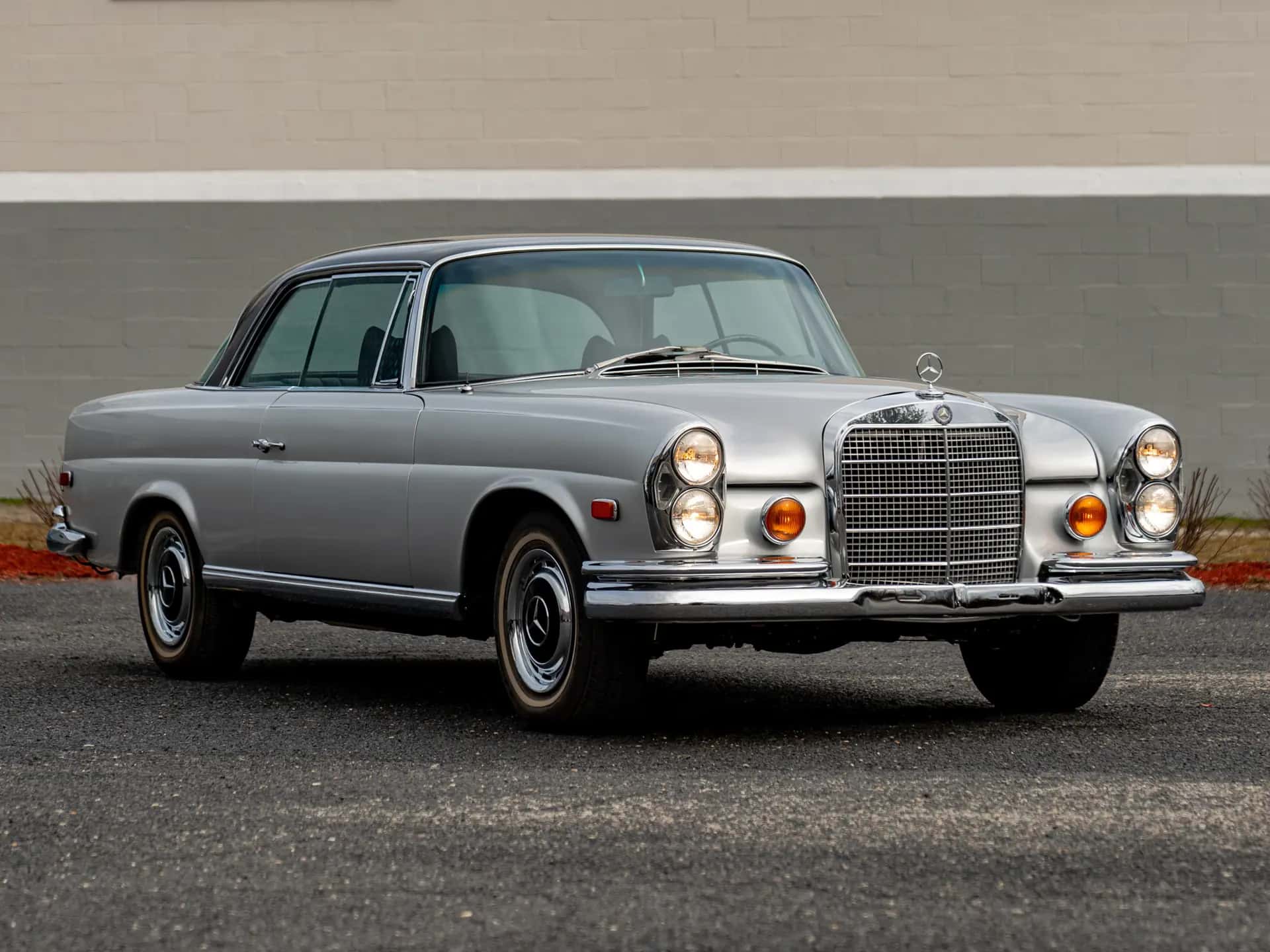 1969 Mercedes-Benz 280 SE Coupe sold for $95,200