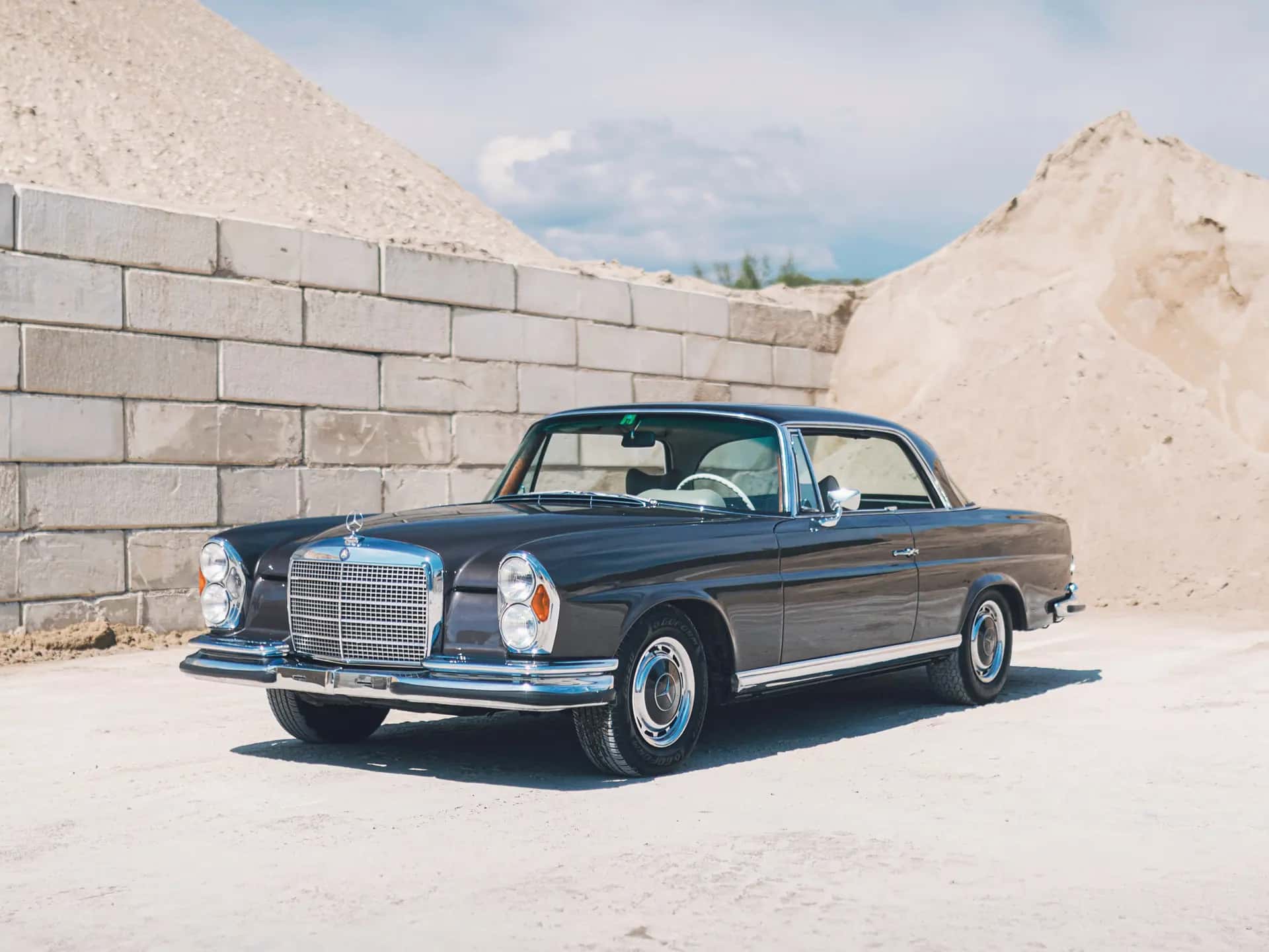 1970 Mercedes-Benz 280 SE 3.5 'Sunroof' Coupe sold for €57,500