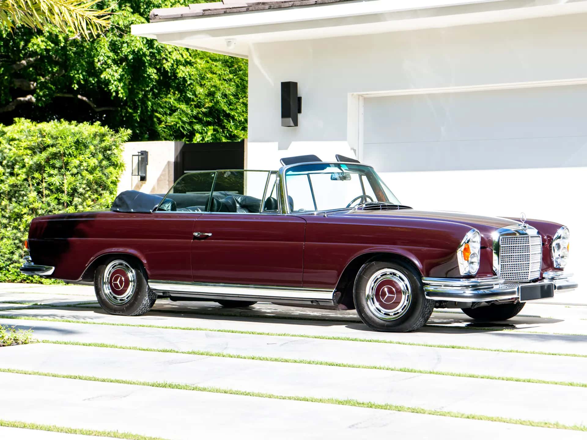 1970 Mercedes-Benz 280 SE 3.5 Cabriolet sold for $478,000
