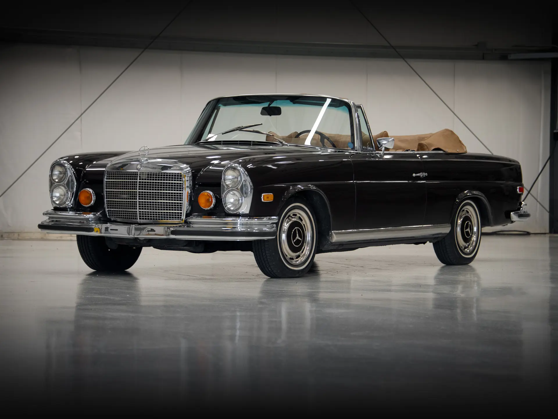 1971 Mercedes-Benz 280 SE 3.5 Cabriolet sold for $268,800