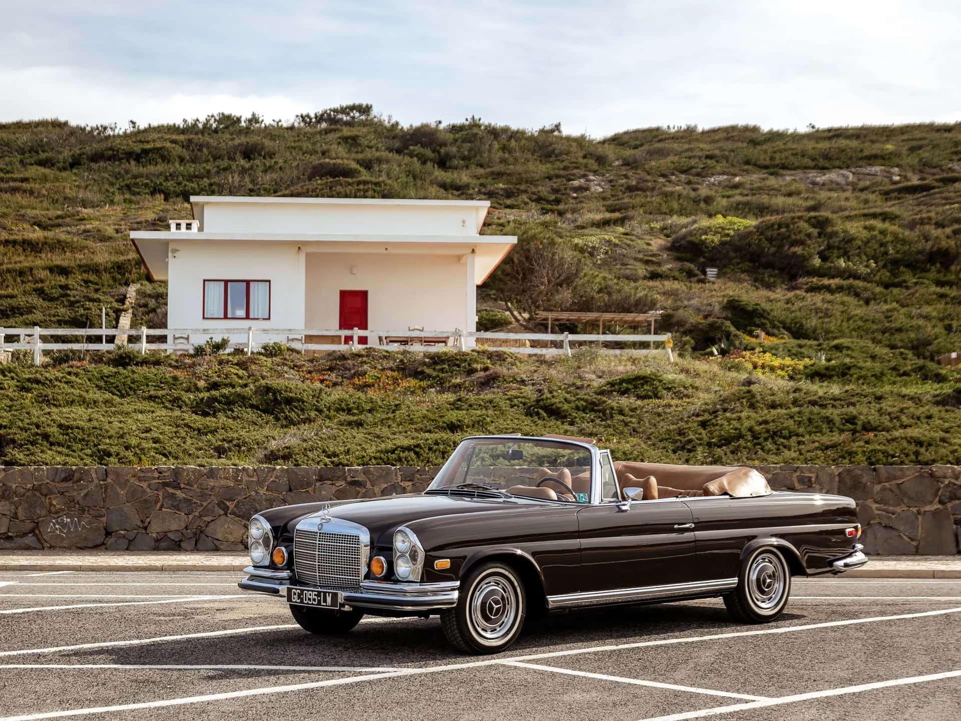 1971 Mercedes-Benz 280 SE 3.5 Cabriolet sold for $302,000