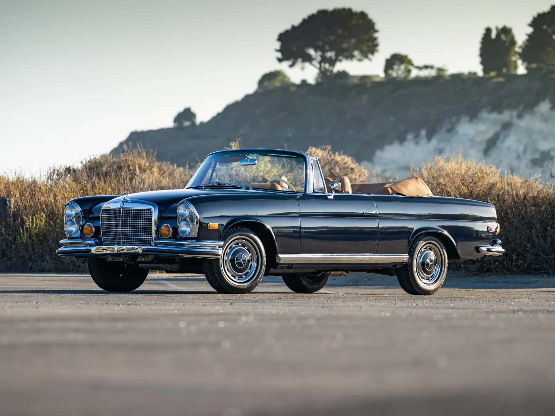 1970 Mercedes-Benz 280 SE 3.5 Cabriolet sold for $324,000