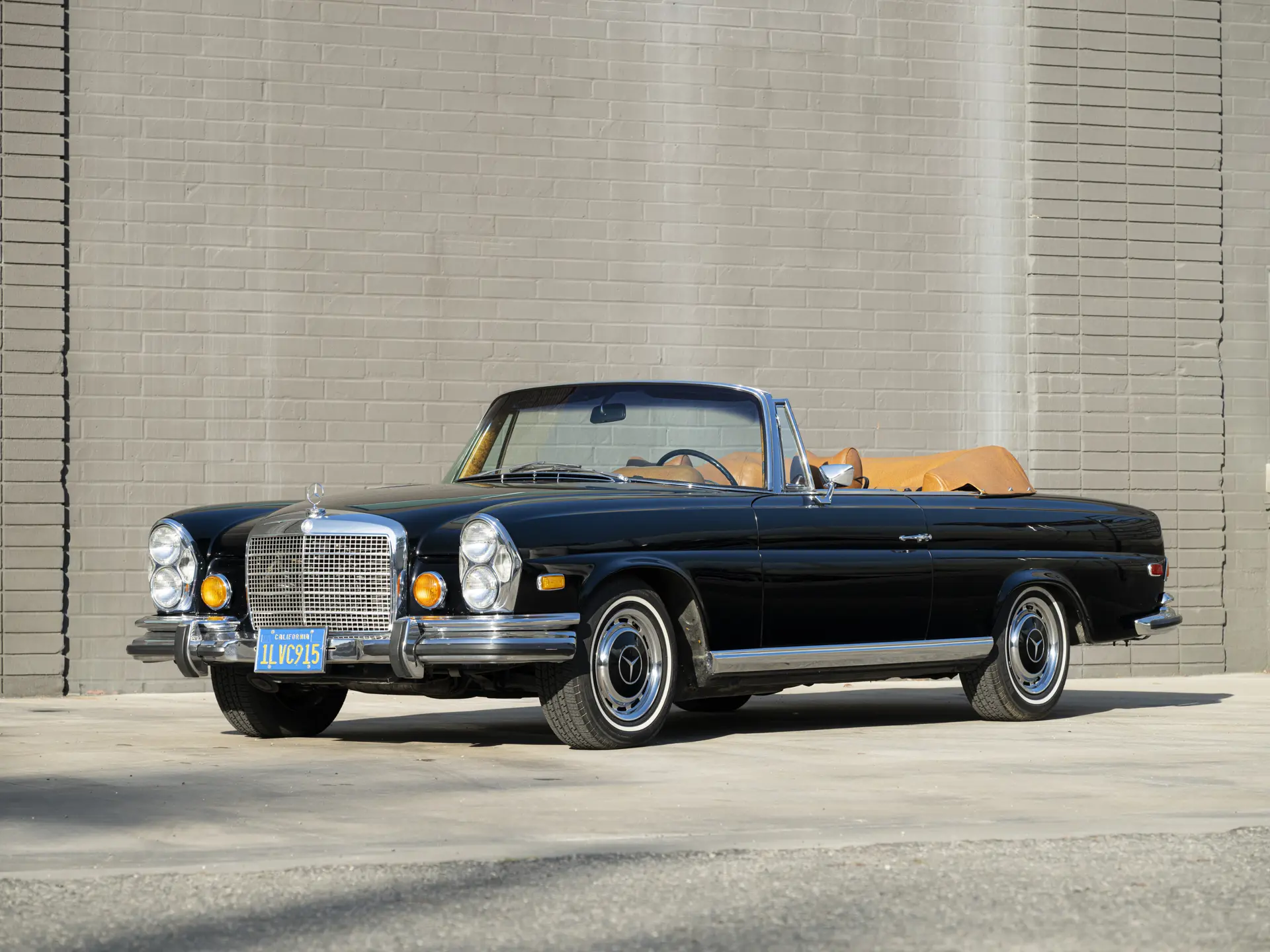 1971 Mercedes-Benz 280 SE 3.5 Cabriolet sold for $252,000
