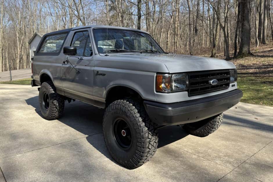 1988 Ford Bronco 4th-5th Generations 1987-1996 sold for $23,000