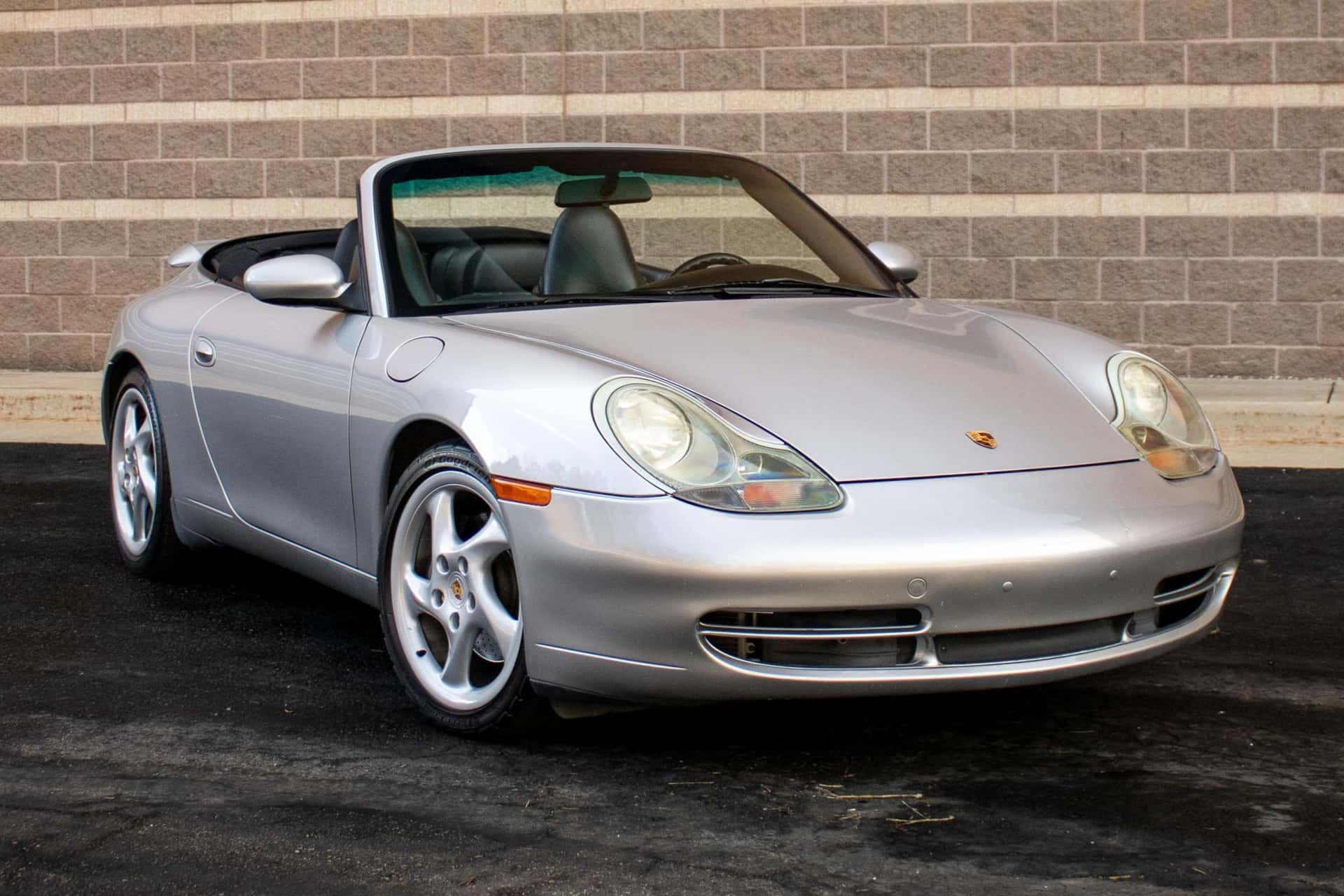 2000 Porsche 996 911 sold for $23,600
