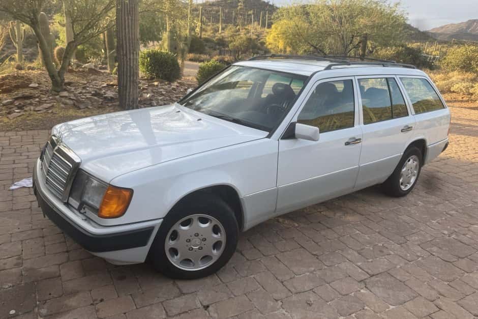 1991 Mercedes-Benz W124 E-Class sold for $3,600