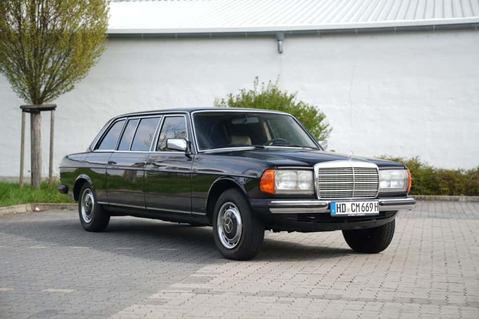 1980 Mercedes-Benz W123 sold for $14,000