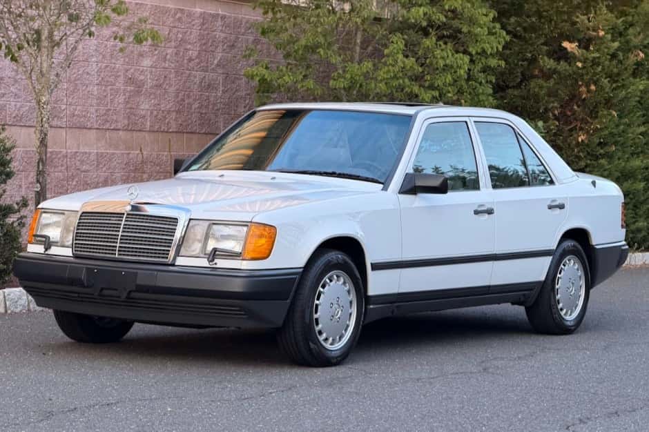 1989 Mercedes-Benz W124 E-Class sold for $33,500