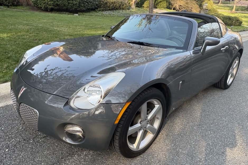 2009 Pontiac Solstice sold for $13,750