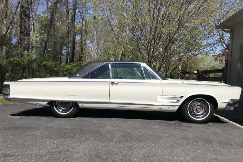 1966 Chrysler 300 Non-Letter Series (1962-1972) sold for $9,400