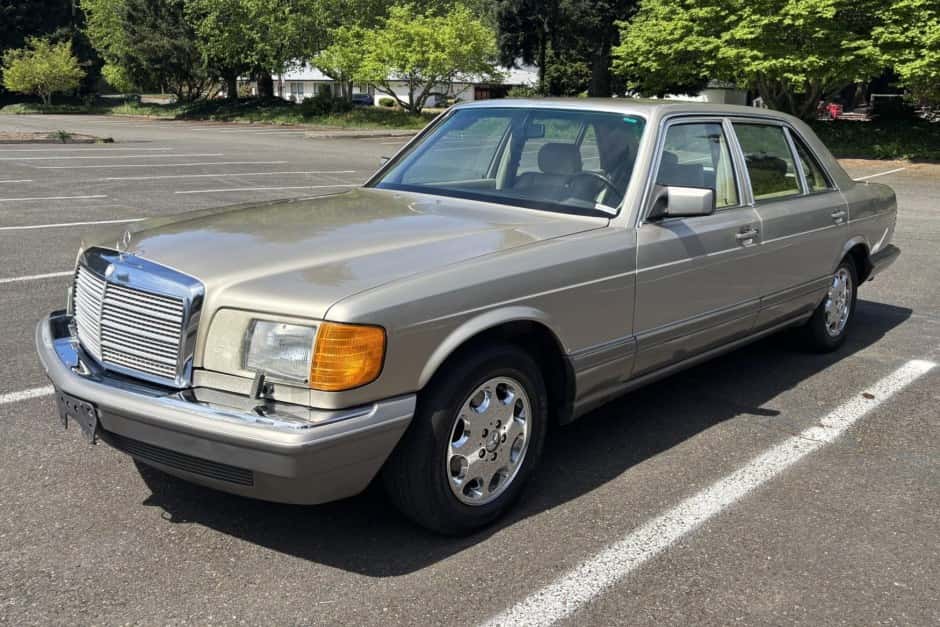 1990 Mercedes-Benz W126 S-Class sold for $4,900