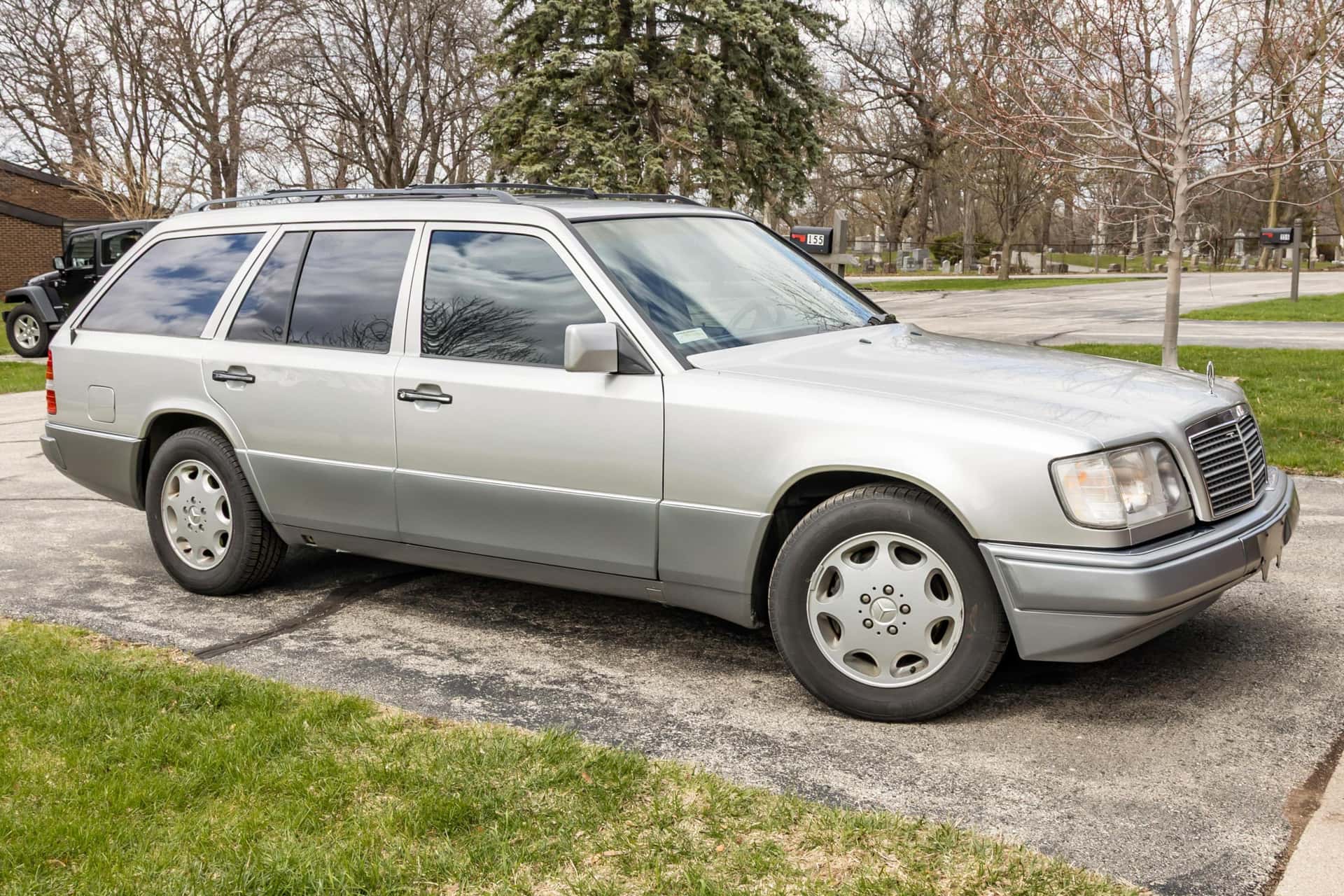 1994 Mercedes-Benz E-Class sold for $13,100
