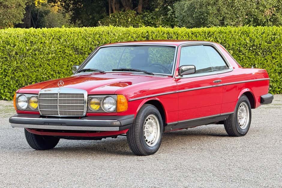 1982 Mercedes-Benz W123 sold for $10,500