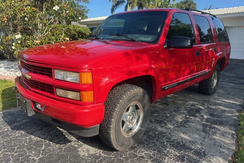 2000 Chevrolet Tahoe GMT400 sold for $10,300