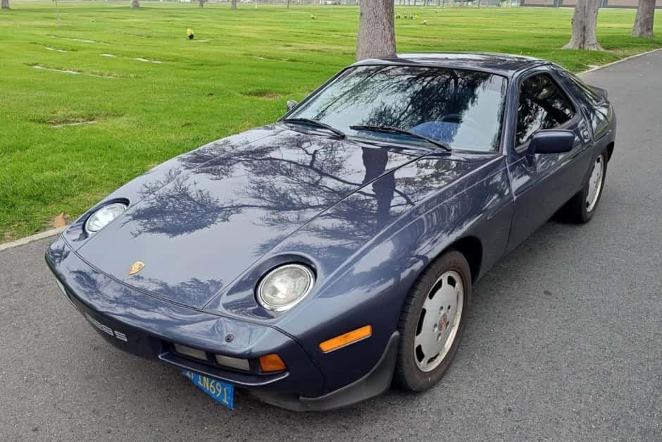 1986 Porsche 928 sold for $9,500