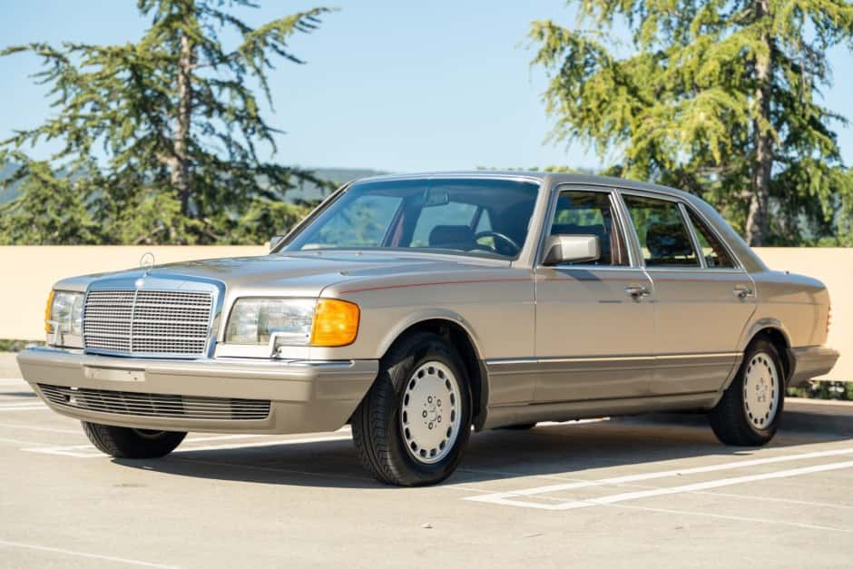 1990 Mercedes-Benz W126 S-Class sold for $20,300