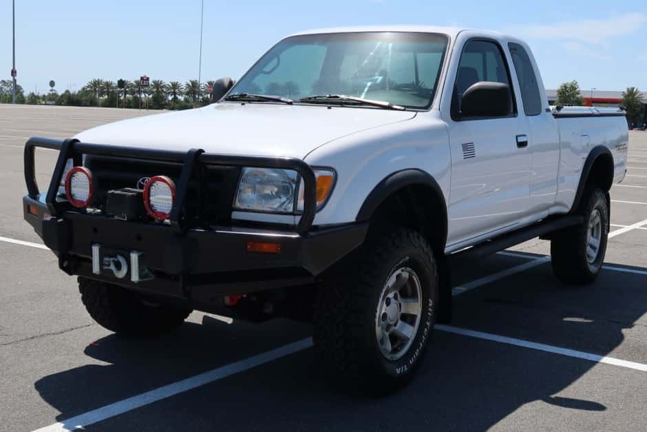 2000 Toyota Tacoma (N1X0 1995-2005) sold for $14,750