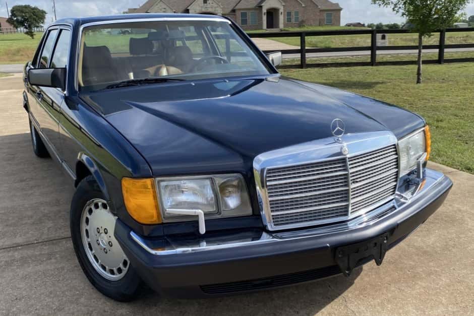 1990 Mercedes-Benz W126 S-Class sold for $12,550