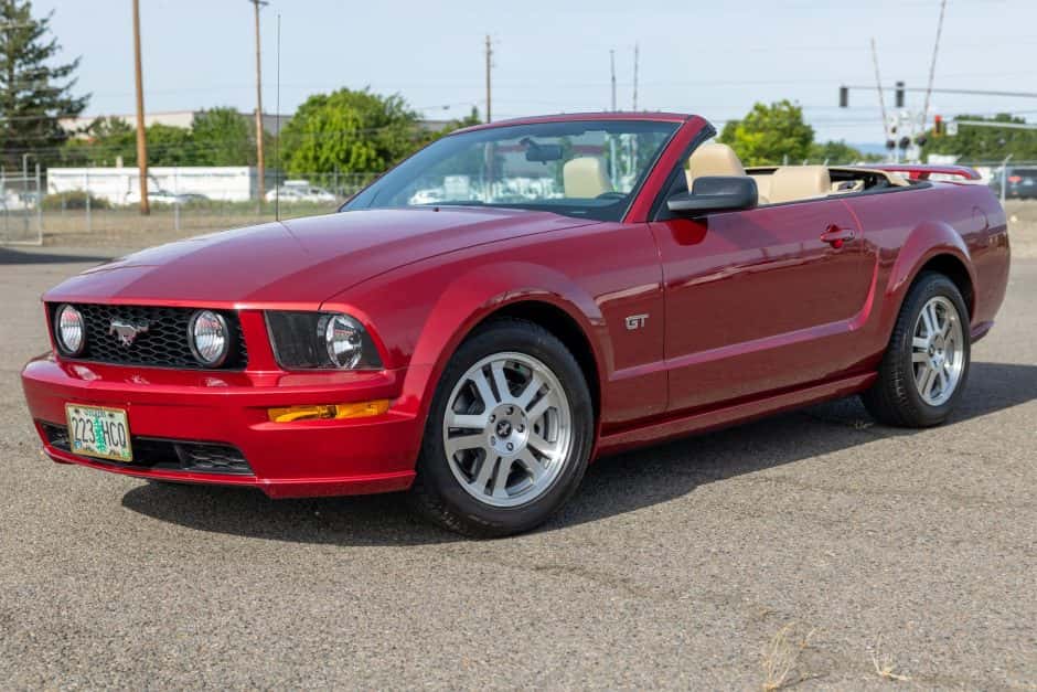 2006 Ford Mustang S197 2005-2014 sold for $14,000