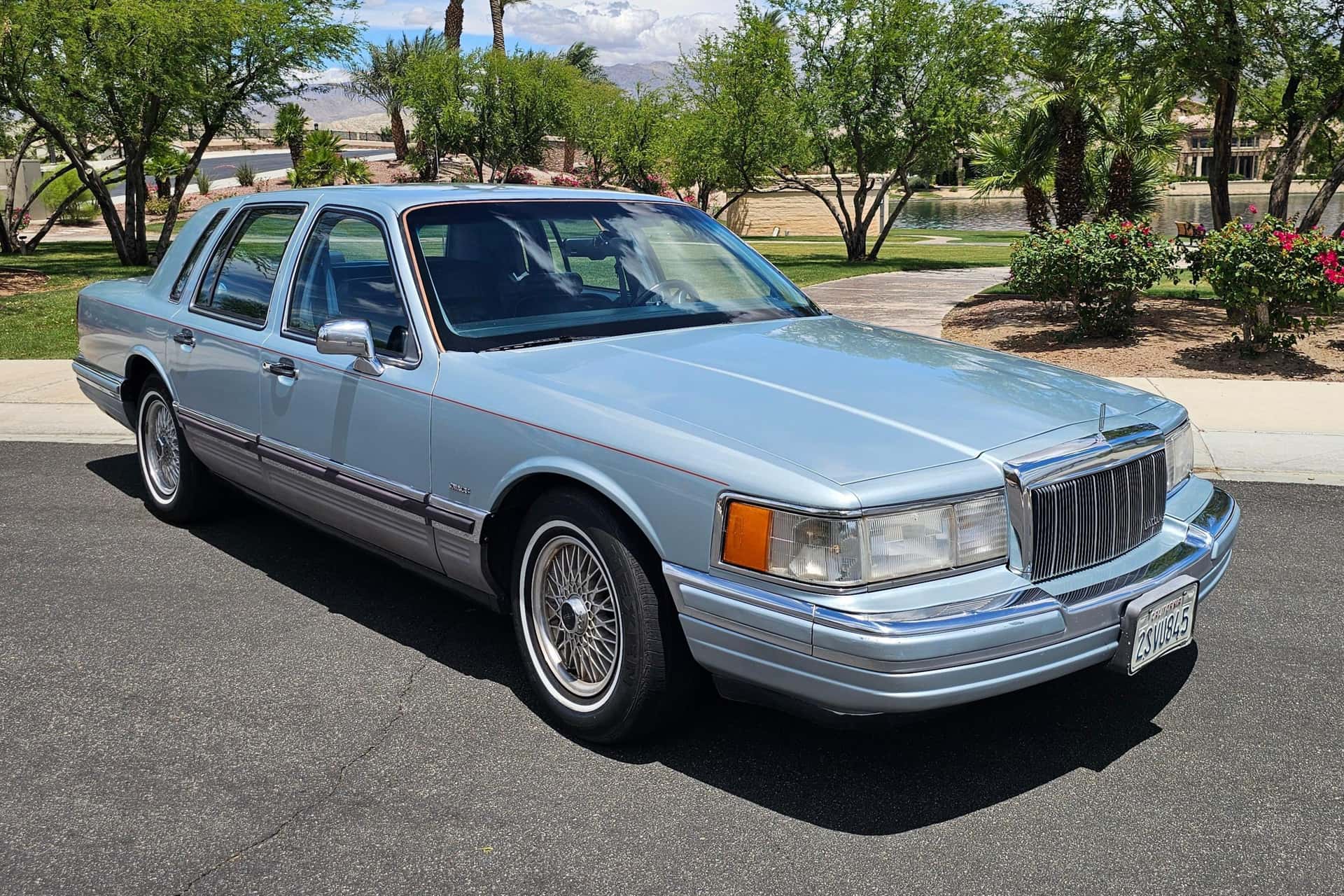 1990 Lincoln Town Car sold for $4,000